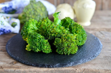 Broccoli in a slow cooker on a couple