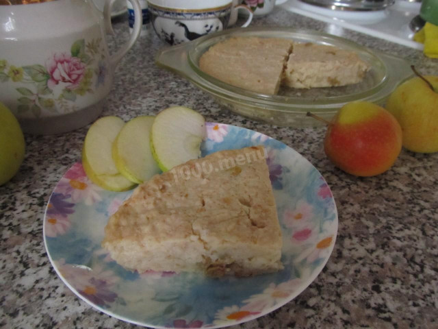 Steamed apple casserole with raisins