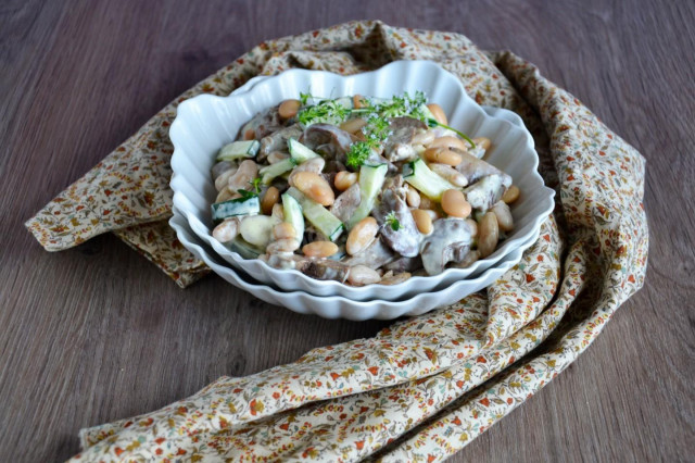 Salad with beans and liver