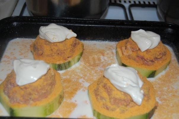 Steamed zucchini, stuffed with boiled veal