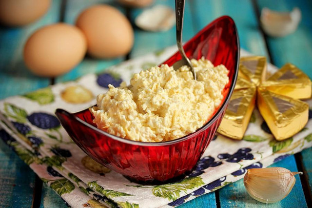 Jewish salad with melted cheese and garlic