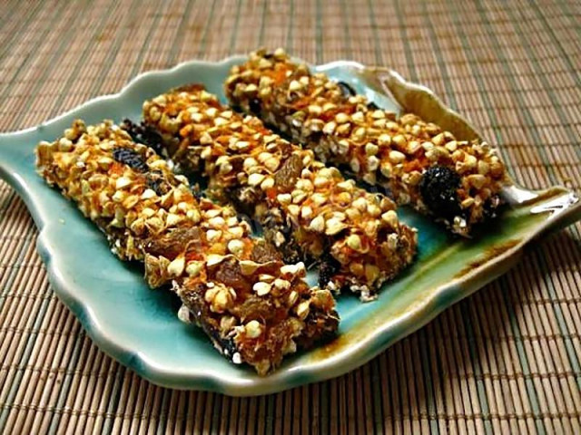 Muesli energy bars with sprouted buckwheat