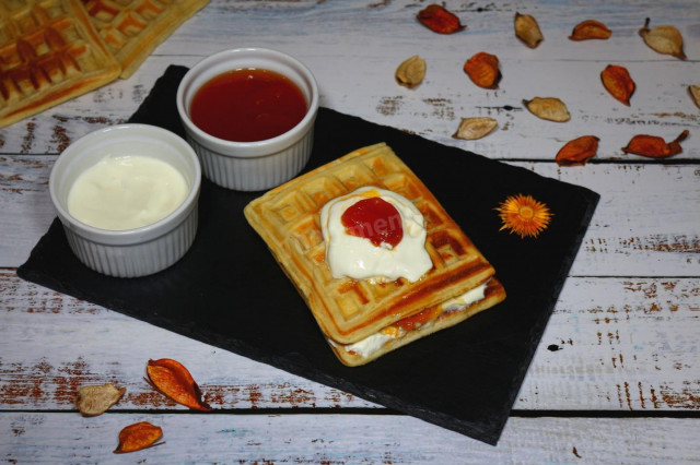 Viennese waffles with apricot jam filling