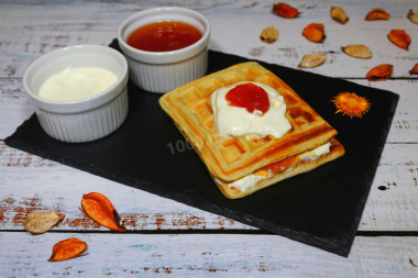 Viennese waffles with apricot jam filling