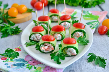 Cucumber rolls with cottage cheese and red fish