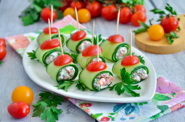 Cucumber rolls with cottage cheese and red fish