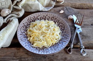 Macaroni in the microwave with cheese