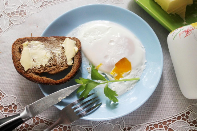 Fried eggs in the microwave