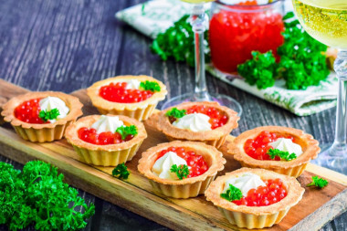 Tartlets with cheese and caviar