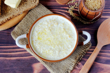 Wheat porridge with milk in a slow cooker