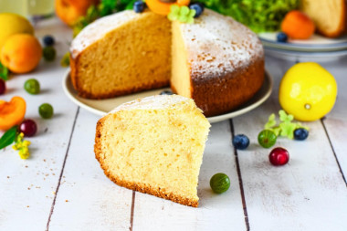 Sponge cake in a slow cooker is lush and airy