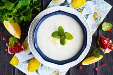 Semolina porridge in a slow cooker with milk