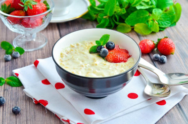 Oatmeal porridge in a slow cooker with milk