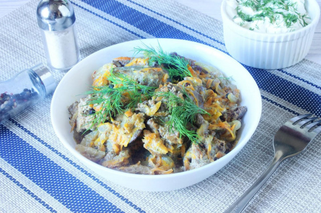 Chicken liver in sour cream in a slow cooker