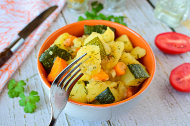 Stewed potatoes with zucchini in a slow cooker