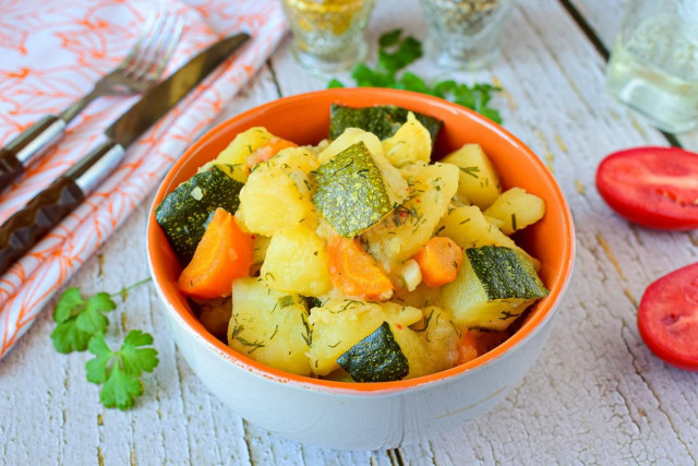 Stewed potatoes with zucchini in a slow cooker