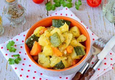 Stewed potatoes with zucchini in a slow cooker