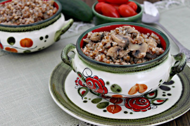 Buckwheat with mushrooms and onions in a slow cooker