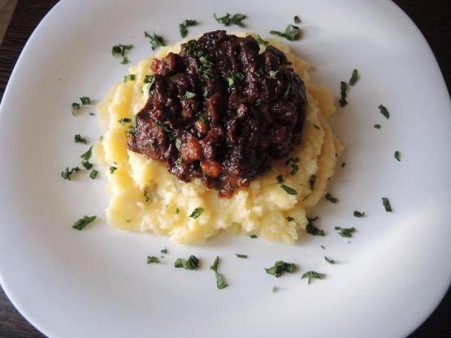 Beef with prunes in a slow cooker