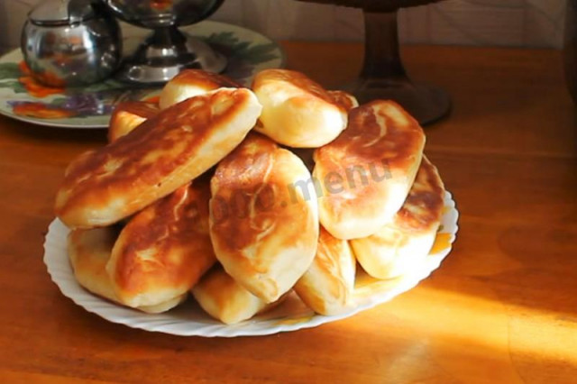 Pies in a slow cooker with cabbage