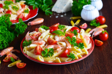 Pasta with shrimp in cream sauce