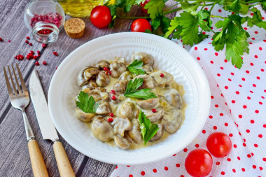 Mushrooms in cream sauce in a slow cooker