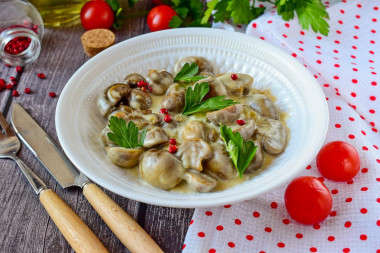 Mushrooms in cream sauce in a slow cooker