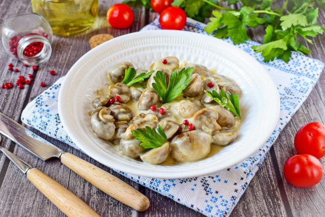 Mushrooms in cream sauce in a slow cooker