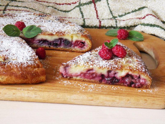 Pie with berries in a slow cooker