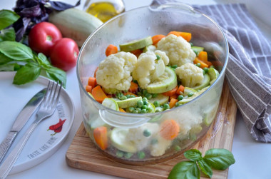 Steamed vegetables in a steamer