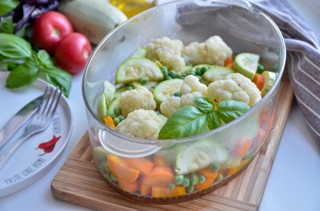 Steamed vegetables in a steamer