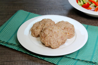 Steamed pork cutlets in a slow cooker