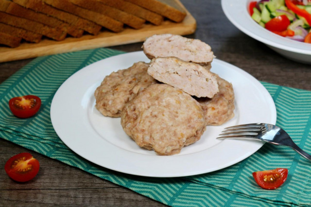 Steamed pork cutlets in a slow cooker