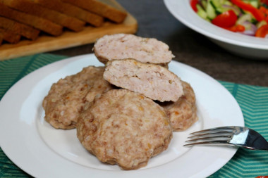 Steamed pork cutlets in a slow cooker