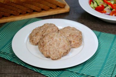 Steamed pork cutlets in a slow cooker