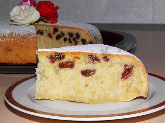 Cupcake with raisins in a slow cooker