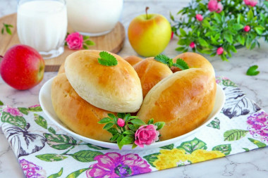 Fluffy yeast pies with milk