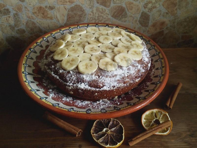 Sweet Honey-banana pie in a slow cooker