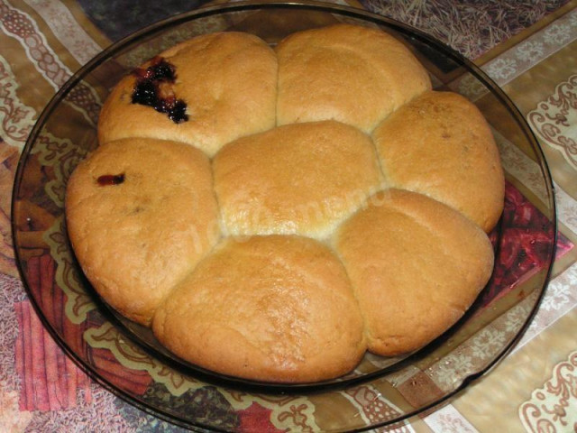 Buns in a slow cooker with jam for tea