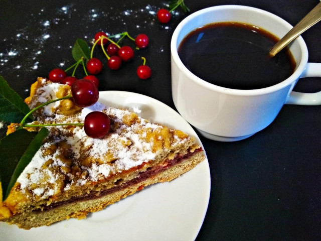 Closed shortbread pie with jam in a slow cooker