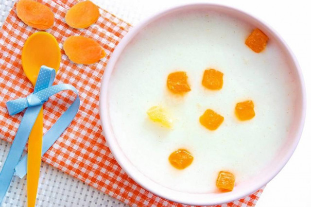 Semolina porridge for a child in a slow cooker with milk