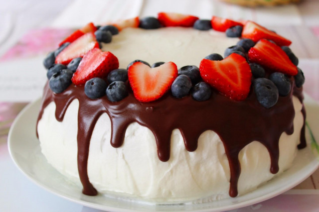 Berry sponge cake with strawberries in a slow cooker