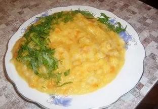 Pea porridge with carrots and onions in a slow cooker