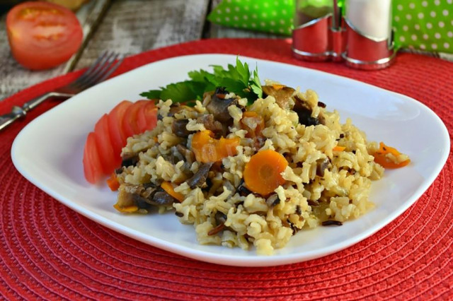 Thai unpolished rice with mushrooms in a slow cooker