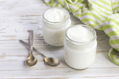 Natural yogurt in a slow cooker