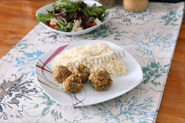 Steamed rice and cutlets in a slow cooker