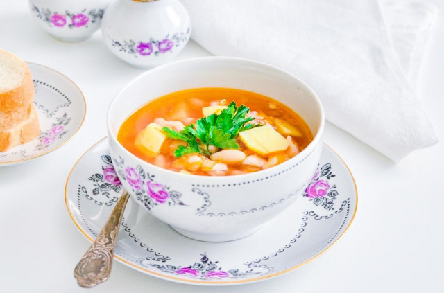 Bean soup with chicken