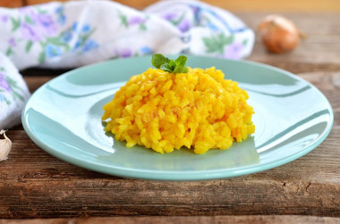 Turmeric rice to garnish