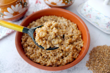 Spelt porridge on water