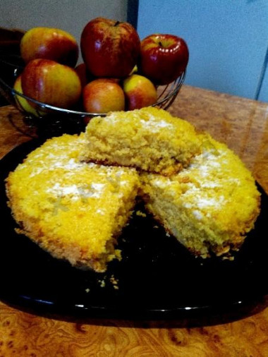 Charlotte with apples in a slow cooker with semolina